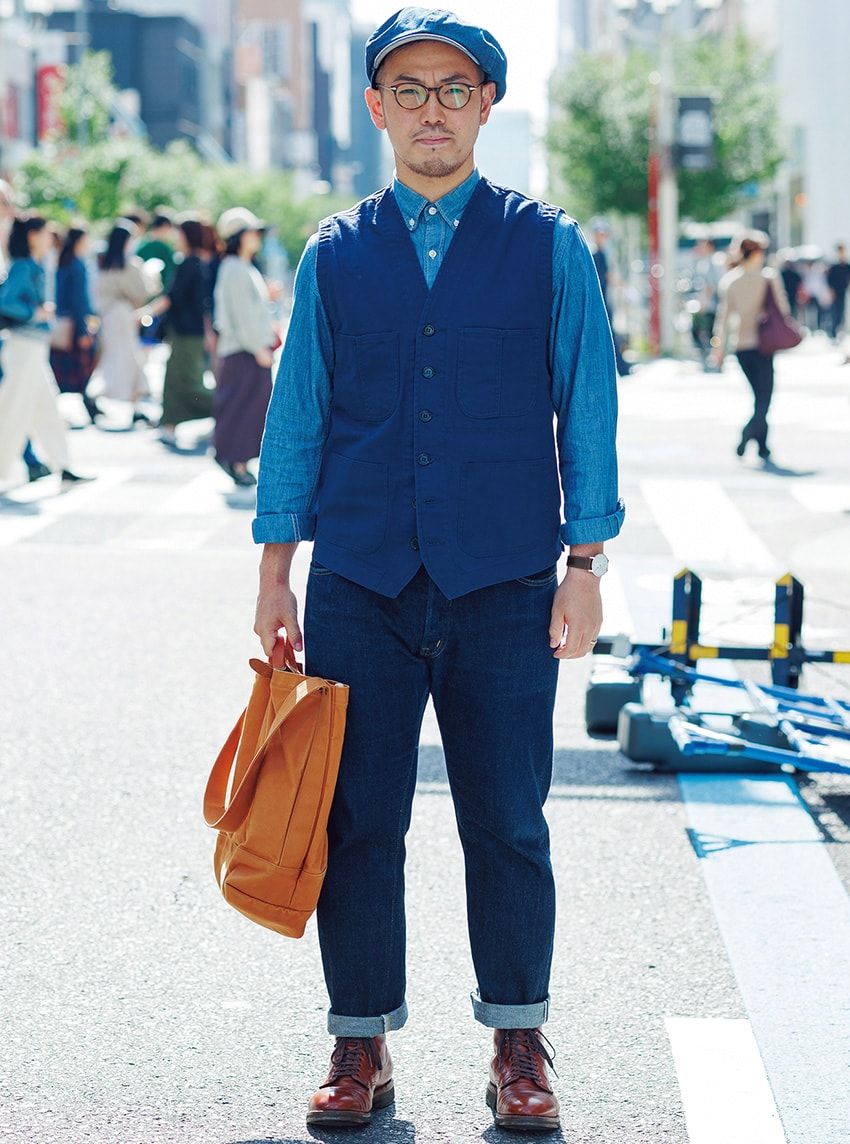 ベスト＝べトラ　シャツ＝無印良品　デニム＝不明　ブーツ＝オールデン