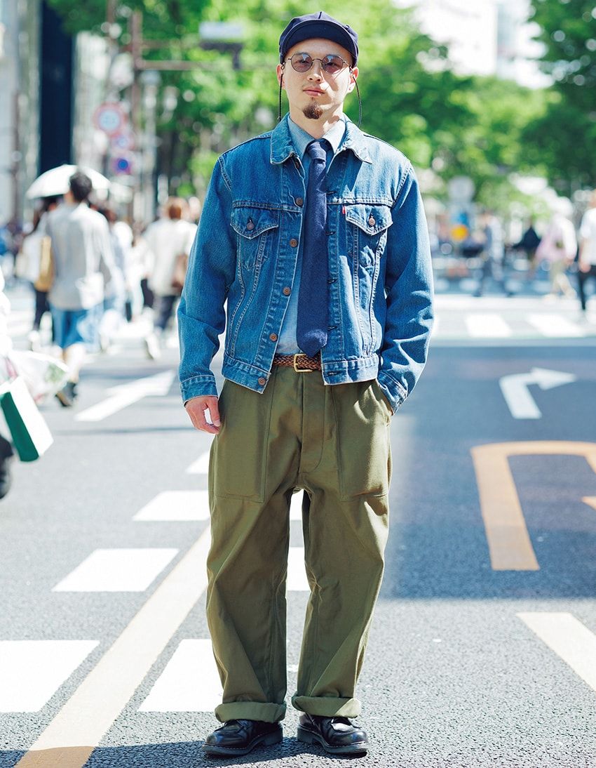 デニムジャケット＝リーバイス　シャツ、パンツ、キャップ＝不明　タイ＝エンジニアド ガーメンツ　靴＝パラブーツ　サングラス＝金子眼鏡店