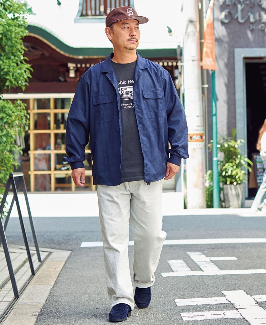 シャツ＝ラジャブルック　Tシャツ＝ミュージアム オブ ピース アンド クワイエット　パンツ＝バウルズ