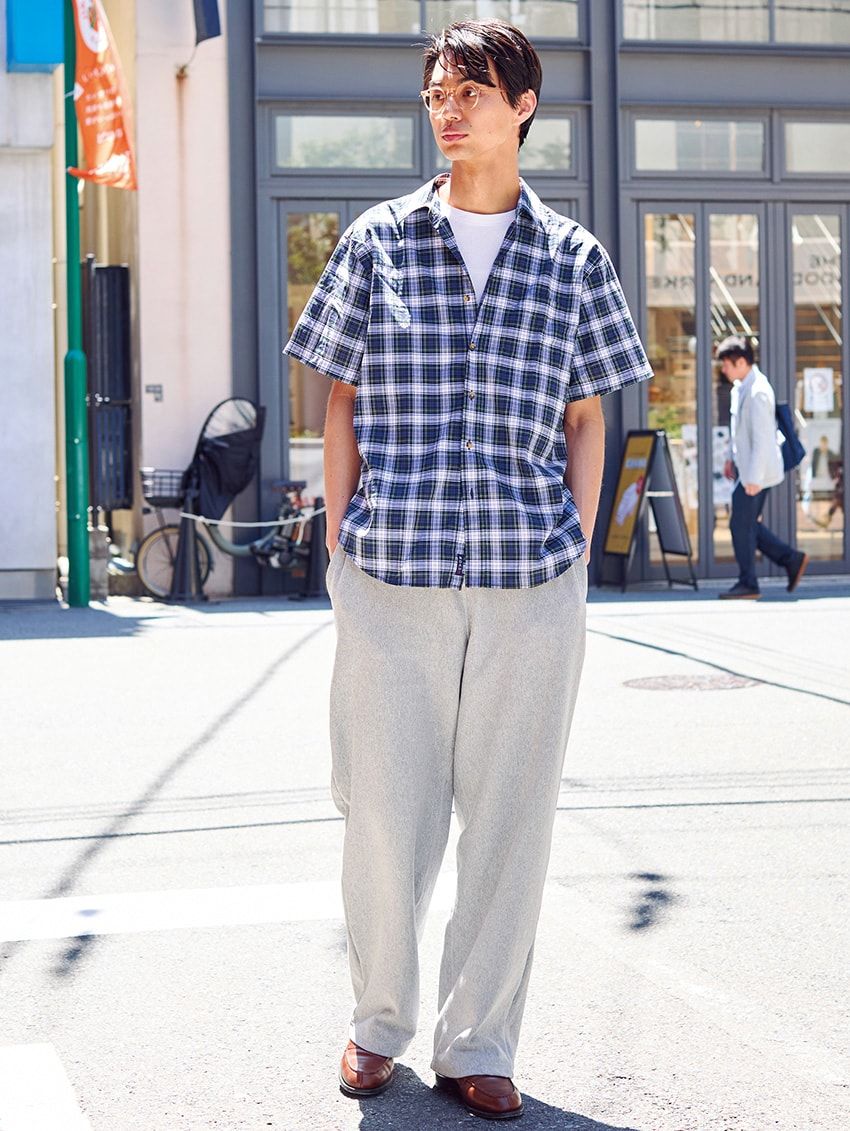 シャツ、パンツ＝ノア　靴＝ジェイエムウエストン　メガネ＝古着