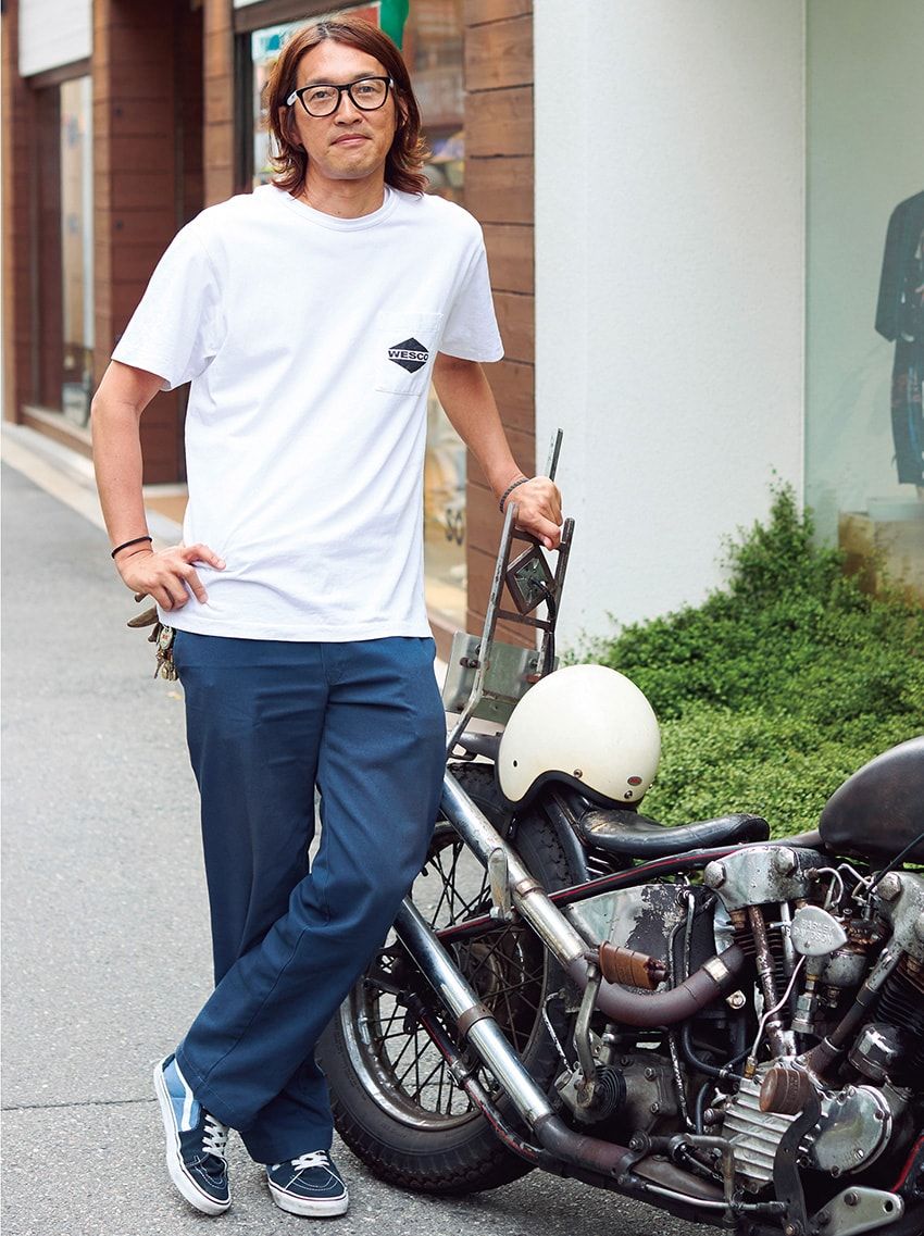 Tシャツ＝ウエスコ × ディーエン　パンツ＝ディッキーズ　スニーカー＝ヴァンズ　メガネ＝オークリー