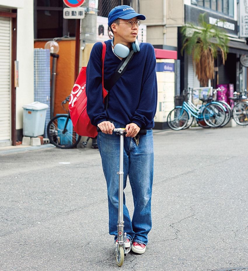 ニット、デニム、メガネ＝古着　スニーカー＝コンバース　キャップ＝ノーブランド