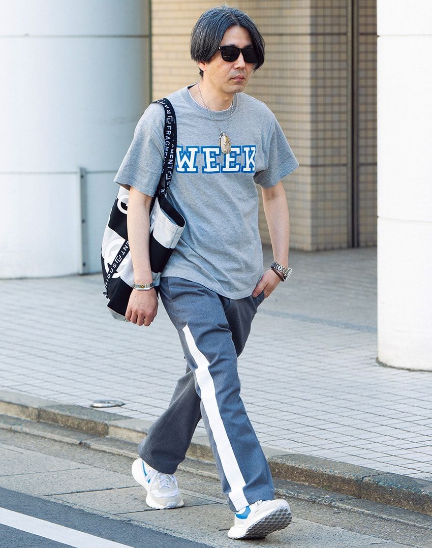 Tシャツ＝ウィークエンド シークエル　パンツ＝シークエル　スニーカー＝ナイキ