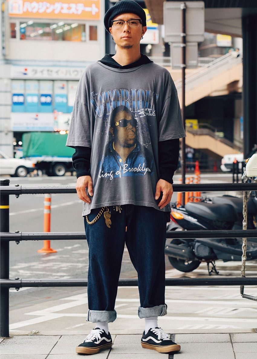 Tシャツ＝古着　カットソー、デニム、スニーカー＝ヴァンズ　ニットキャップ＝クーティー プロダクションズ