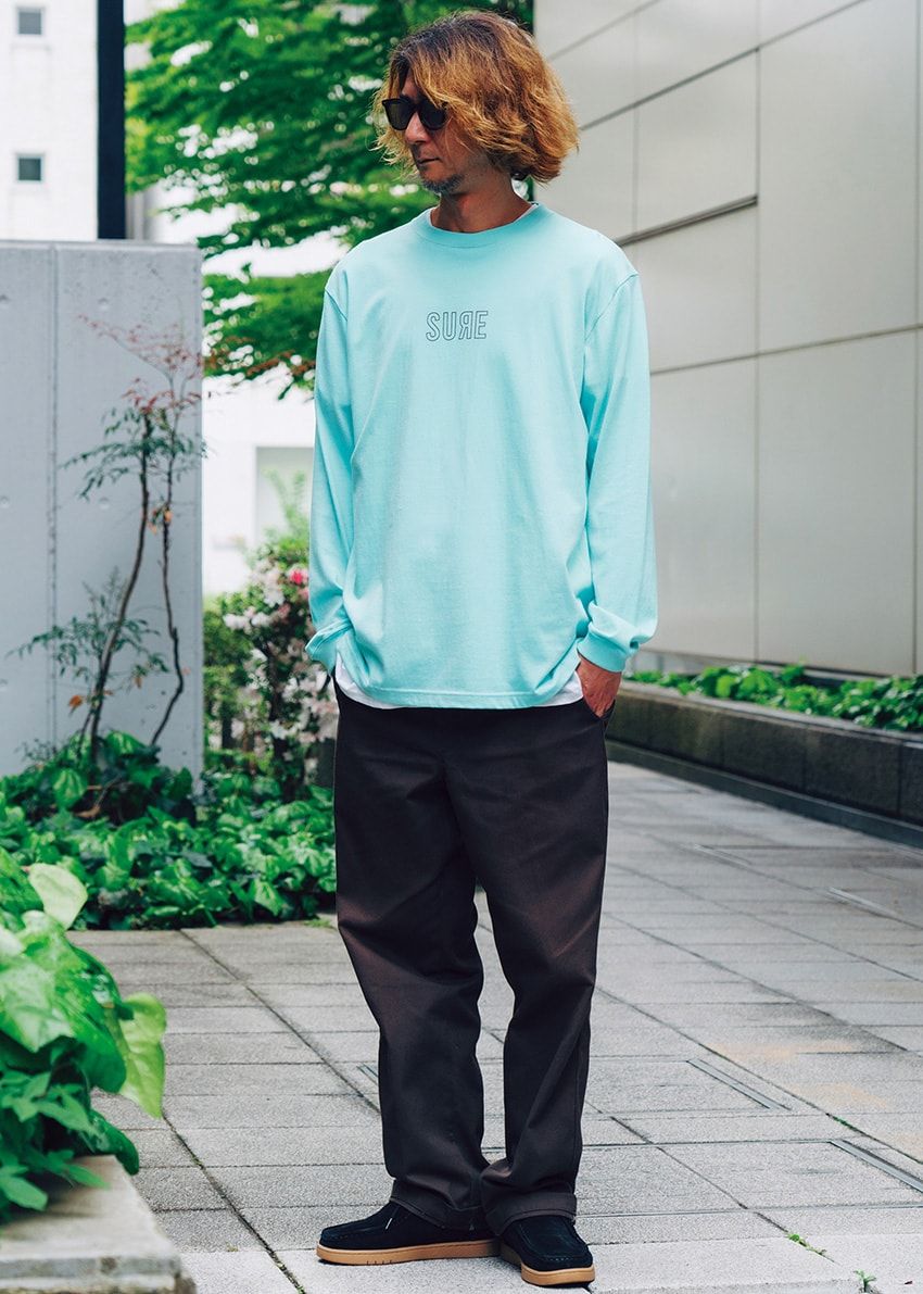 カットソー＝ノーブランド　パンツ＝ディッキーズ　スニーカー＝ビューティフル プラネット