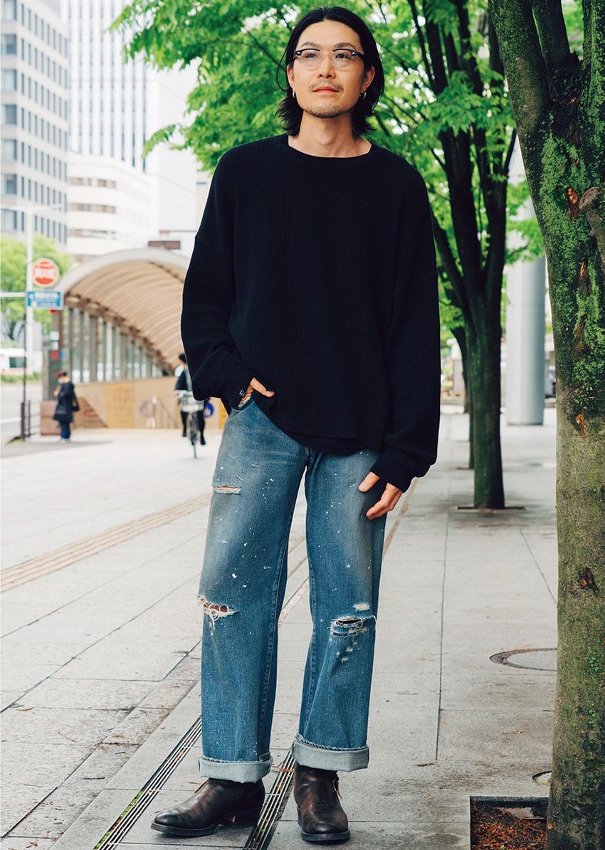 カットソー＝ユニクロ　デニム＝マインデニム　ブーツ＝ローリング ダブ トリオ　メガネ＝ジュリアス タート オプティカル