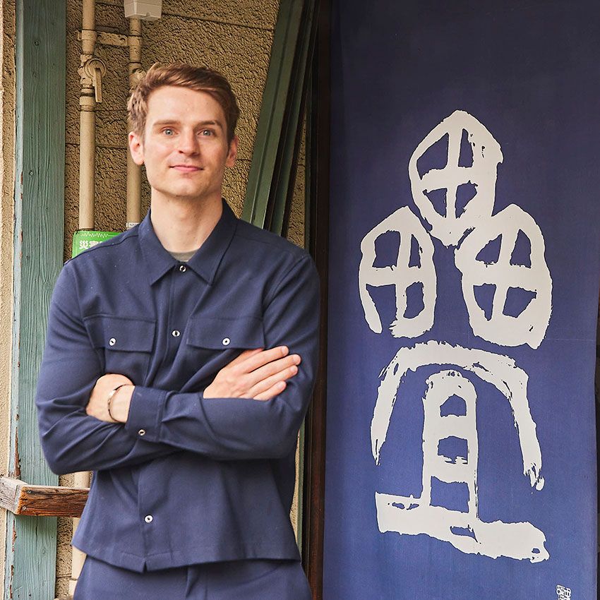 アントン・ウォールマン●1992年生まれ、ストックホルム出身。19歳の頃からファッションモデルとして世界をまたにかけて活躍。数回の来日を経て、2019年より日本に移住。日本の空き家を自らの手でリノベーション、セルフビルドした様子をYouTubeでも配信し、2023年、『FREE HOUSES IN JAPAN』を自費出版している。Instagram：@anton.injapan