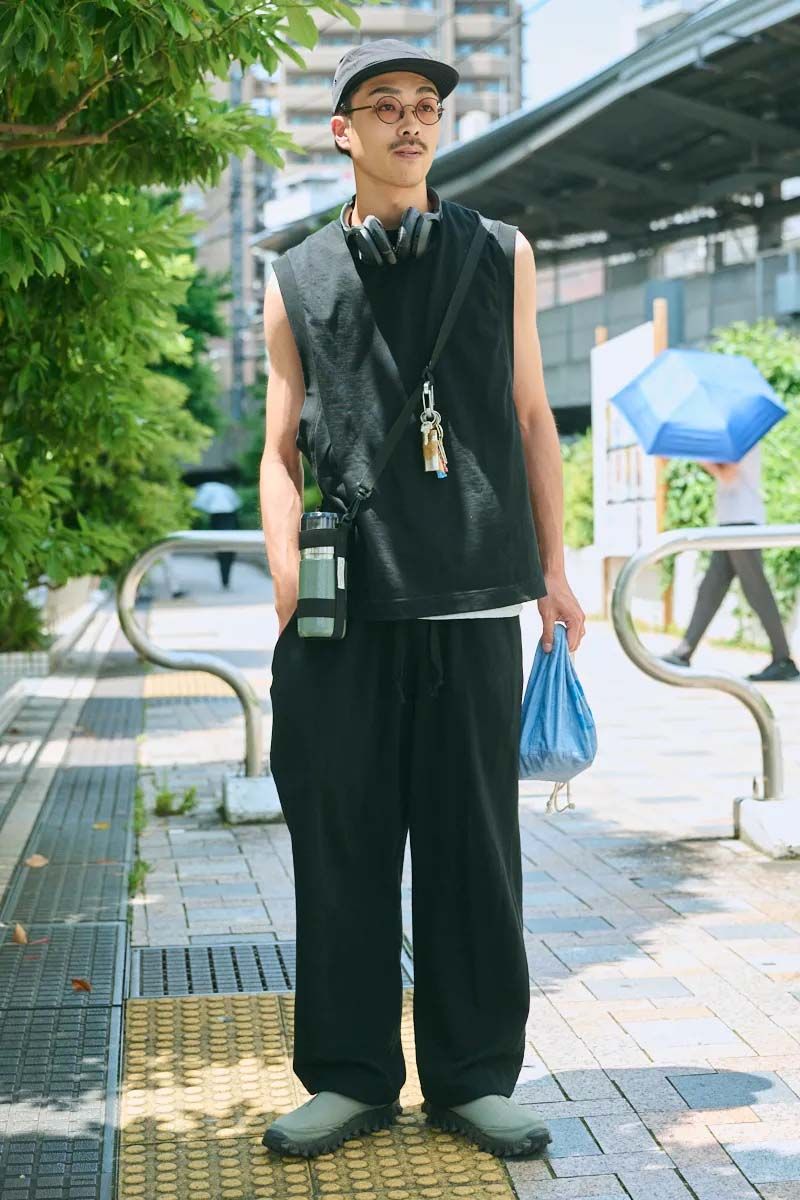  カットソー＝マーカ　パンツ＝マーカ　スニーカー＝サロモン　キャップ＝ザエイチダブリュードッグアンドコー　サングラス＝オリバーピープルズ