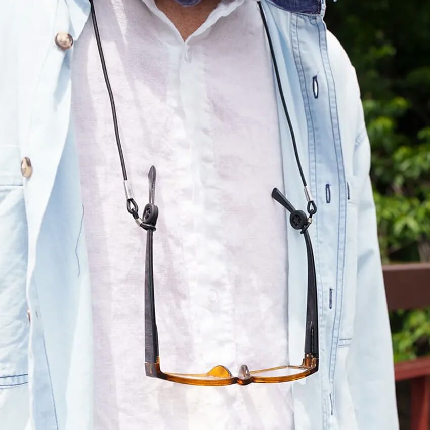 首元アクセサリーは「ネックレス以外」で個性を生むべし！人気はサングラス、バッグ…… - 1枚目の画像