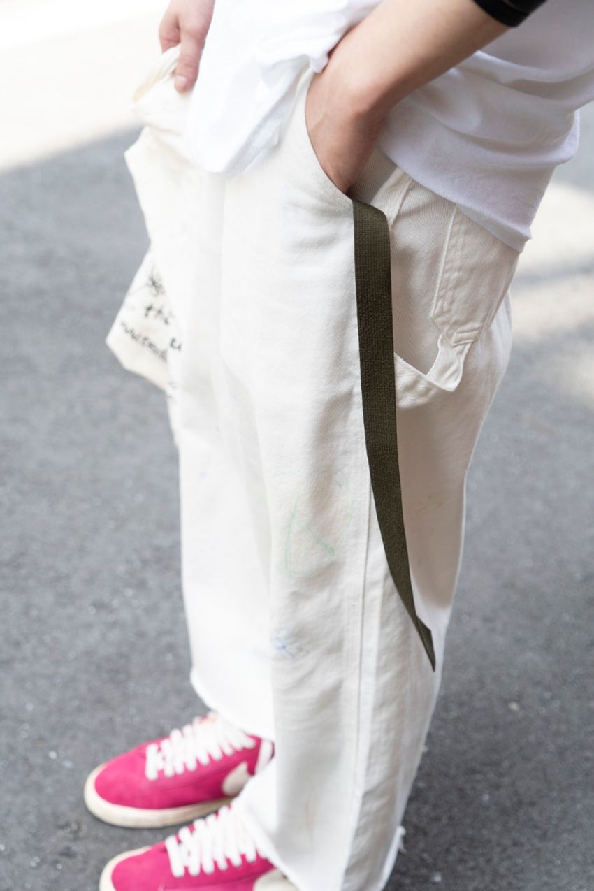 定番色を彩る「挿し色スニーカー術」を駆使した3名をスナップ！夏コーデは“足元”で差がつく - 5枚目の画像