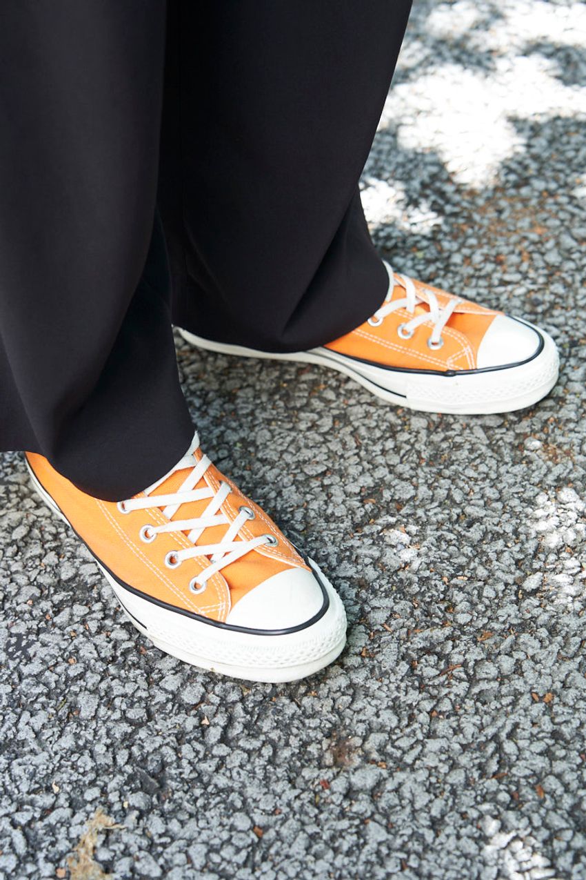 定番色を彩る「挿し色スニーカー術」を駆使した3名をスナップ！夏コーデは“足元”で差がつく - 3枚目の画像