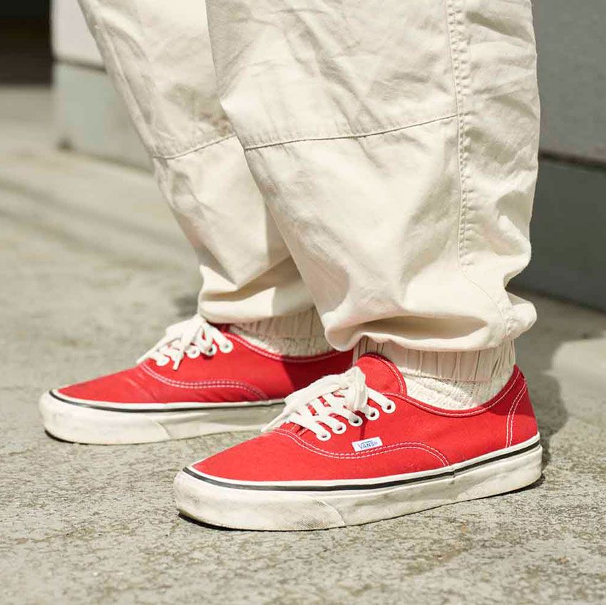 定番色を彩る「挿し色スニーカー術」を駆使した3名をスナップ！夏コーデは“足元”で差がつく - 8枚目の画像