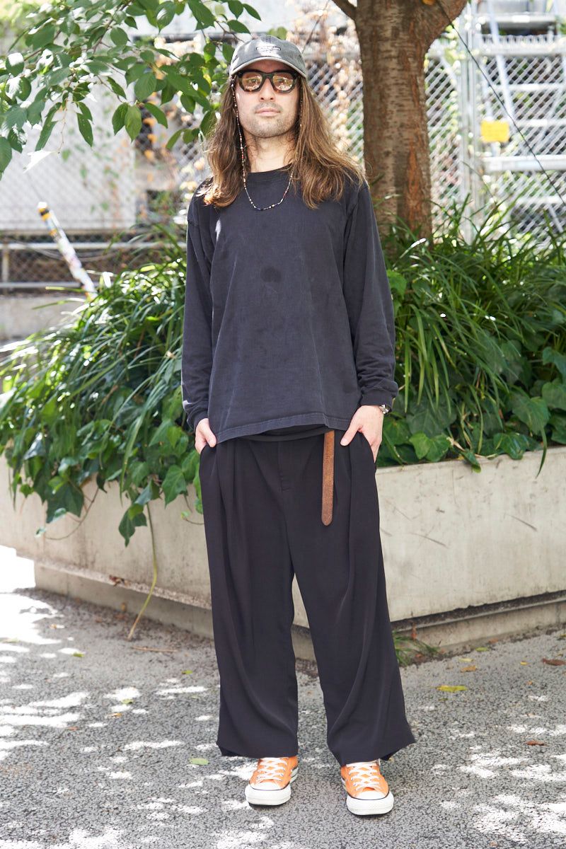 Tシャツ＝ヘインズ　パンツ＝古着　シューズ＝コンバース　帽子＝ノーブランド　眼鏡＝レスカルネティエ　バッグ＝インケース　腕時計＝オメガ　リング＝クロムハーツ