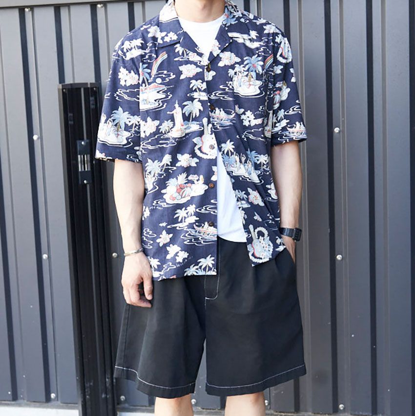 夏はやっぱり“街アロハ”！着こなしのポイントは「ボトムスを“陽気”にしない」こと。スナップで解説 - 1枚目の画像