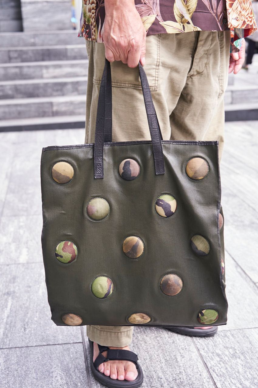 夏はやっぱり“街アロハ”！着こなしのポイントは「ボトムスを“陽気”にしない」こと。スナップで解説 - 6枚目の画像