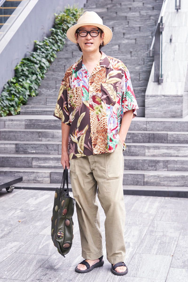 シャツ=ジャーナルスタンダード パンツ=東野デニム×ジャーナルスタンダード シューズ=テバ 帽子=石田製帽 眼鏡=エフェクター バッグ=カルミナカンプス ピアス=イーエム リング=マルコムベッツ