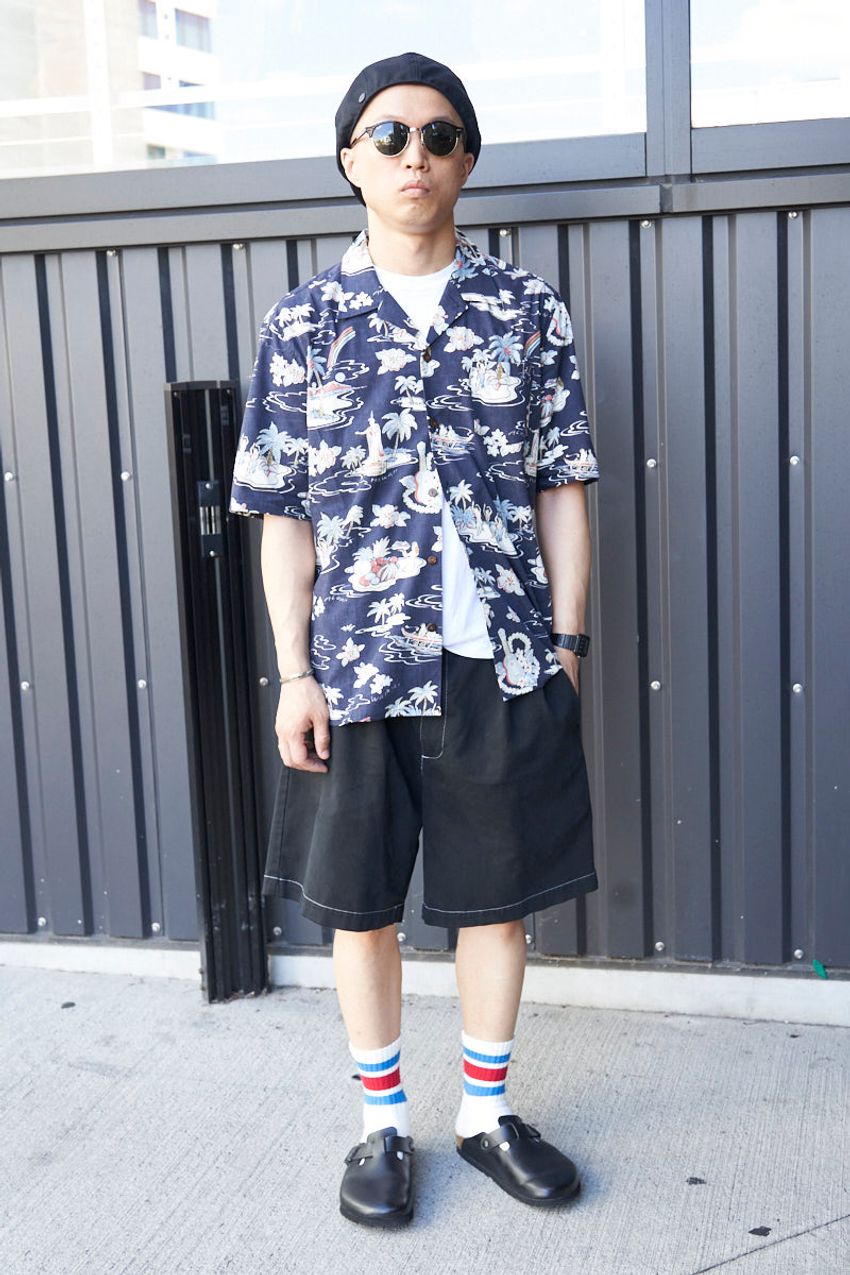 夏はやっぱり“街アロハ”！着こなしのポイントは「ボトムスを“陽気”にしない」こと。スナップで解説 - 7枚目の画像
