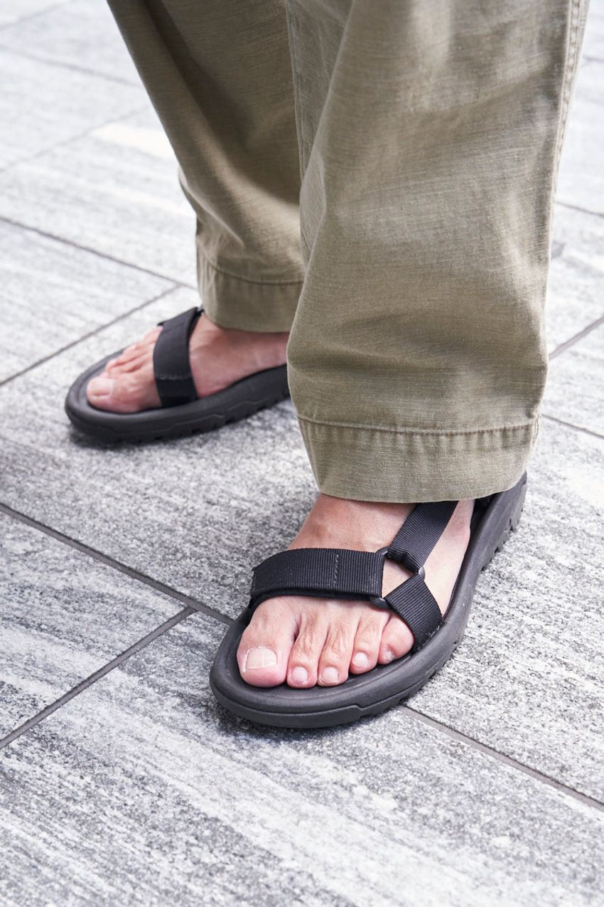 夏はやっぱり“街アロハ”！着こなしのポイントは「ボトムスを“陽気”にしない」こと。スナップで解説 - 5枚目の画像