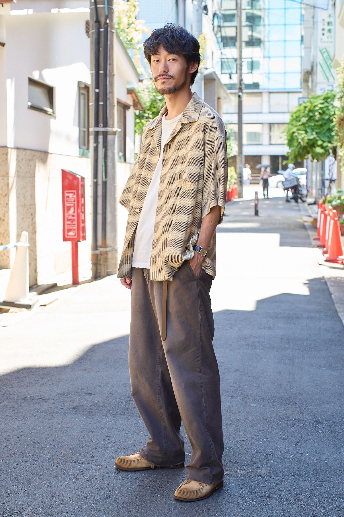 シャツ、パンツ、シューズ＝すべてビズビム