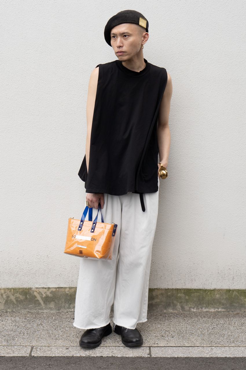 “ワイド”を選べば間違いなし。“白パン”を今っぽく着こなす攻略法を3人のスナップで - 6枚目の画像