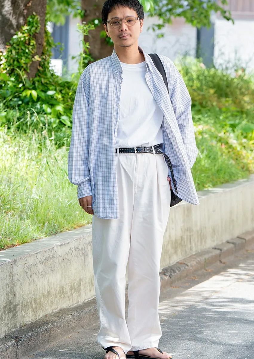 シャツ=エルメス Tシャツ=アンユーズド×フルーツオブザルーム パンツ=ポロラルフローレン サンダル=ルナサンダル 帽子=アニエスベー 眼鏡=ユウイチトヤマ バッグ=ルメール