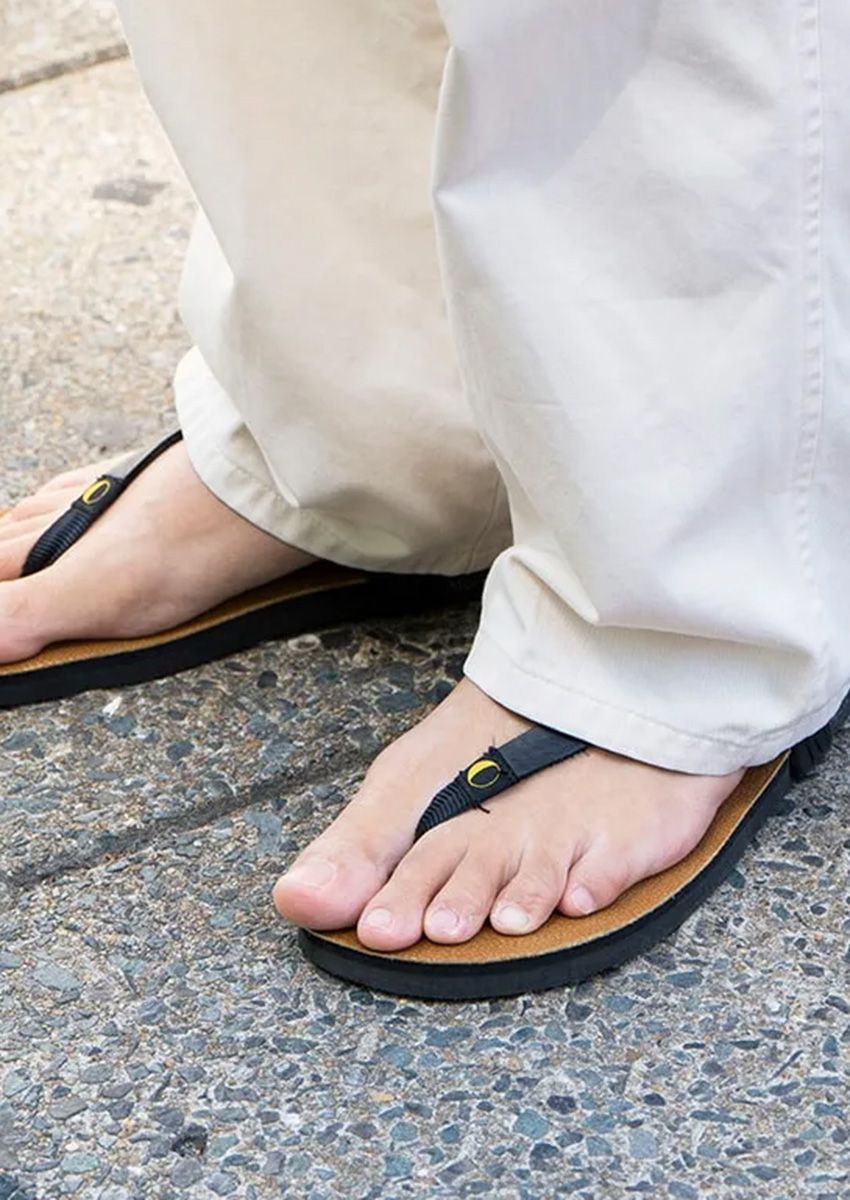 “ワイド”を選べば間違いなし。“白パン”を今っぽく着こなす攻略法を3人のスナップで - 9枚目の画像