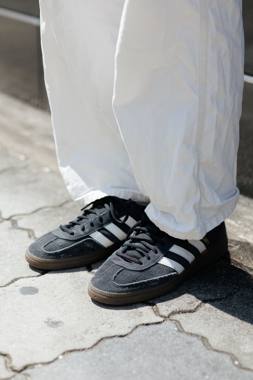 “ワイド”を選べば間違いなし。“白パン”を今っぽく着こなす攻略法を3人のスナップで - 5枚目の画像