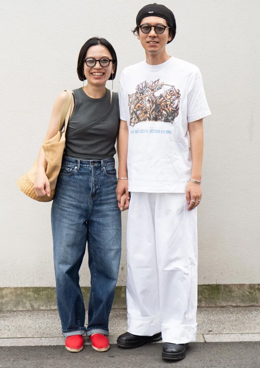 Tシャツ=古着 デニム=ドリス ヴァン ノッテン シューズ=カンペール×キココスタディノフ 帽子=ソラリスアンドコー 眼鏡=不明