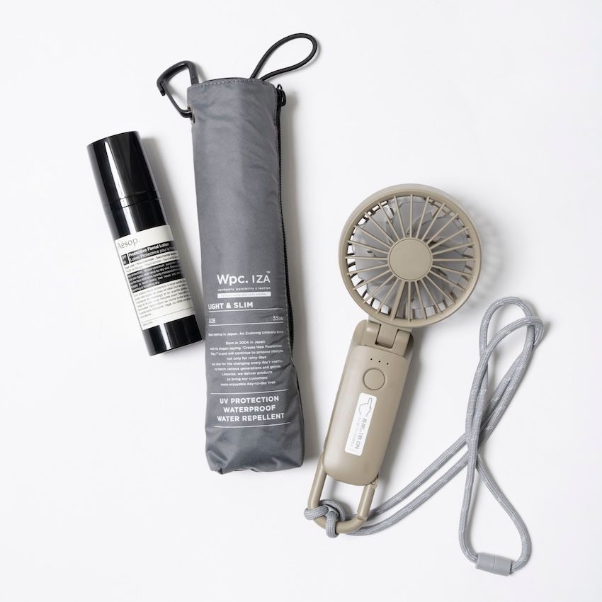 （左から）、「Wpc. IZA」の日傘、「リズム」のハンディファン（すべて菊池さん 私物）