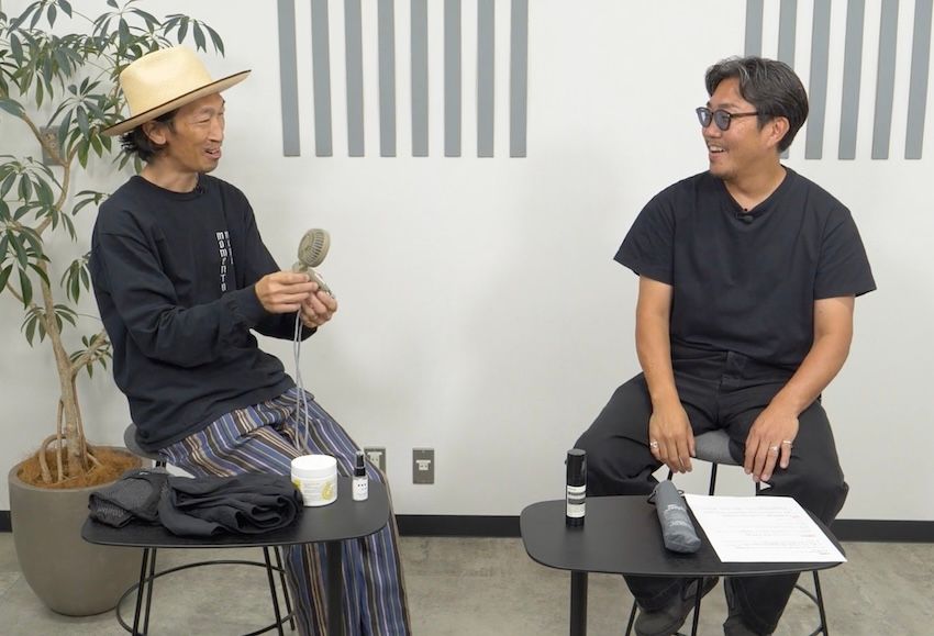 ［左］原 亮太●OCEANS統括編集長。’79年生まれ。落語好きな愛知県出身者。現在は息子とともにバスケに夢中！Tシャツ／モメントモリ、パンツ／バナナタイム、シューズ／ビルケンシュトック［右］菊池陽之介●’79年生まれ。スタイリスト熊谷隆志氏に師事し、2004年に独立。息子とキャンプへ行くことが今の生き甲斐。Tシャツ／ジル サンダー、パンツ／エムエムシックス、シューズ／ヴァンズ