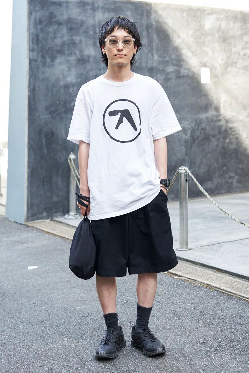 Tシャツ＝シュプリーム　パンツ＝ギャップ　シューズ＝ニューバランス　眼鏡＝無印良品　バッグ＝不明　腕時計＝カシオ×ブレインデッド　ピアス＝不明　バングル＝アンダーカバー　リング＝トムウッド