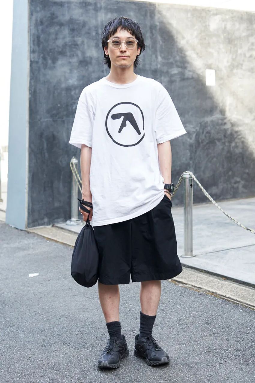 目元にさりげないアクセントを。「クリアフレーム」のアイウェアを取り入れた良コーデ3選 - 3枚目の画像