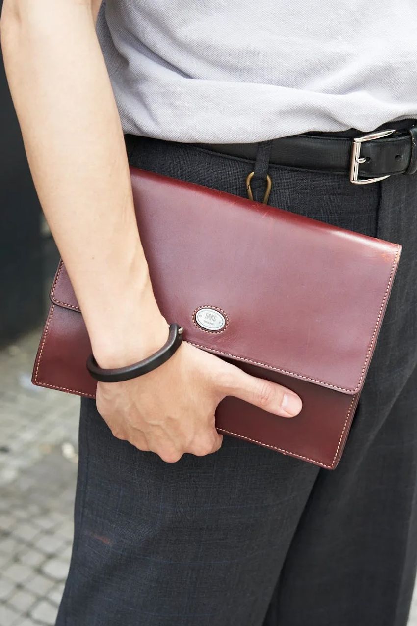 目元にさりげないアクセントを。「クリアフレーム」のアイウェアを取り入れた良コーデ3選 - 7枚目の画像