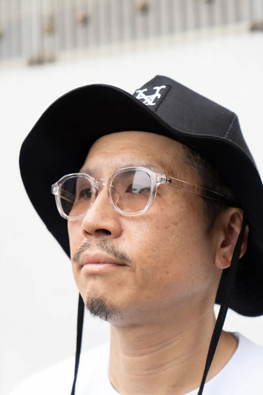 目元にさりげないアクセントを。「クリアフレーム」のアイウェアを取り入れた良コーデ3選 - 5枚目の画像