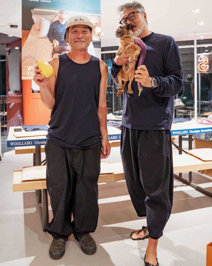 ［加藤さん］キャップ＝レンバイ the GARBAGE　トップス＝SSZ×WOOLLABO　パンツ＝BROCHURE　靴＝ブランドストーン、［種市さん］トップス＝SSZ×WOOLLABO　パンツ＝WOOLLABO　サンダル＝ルナサンダル