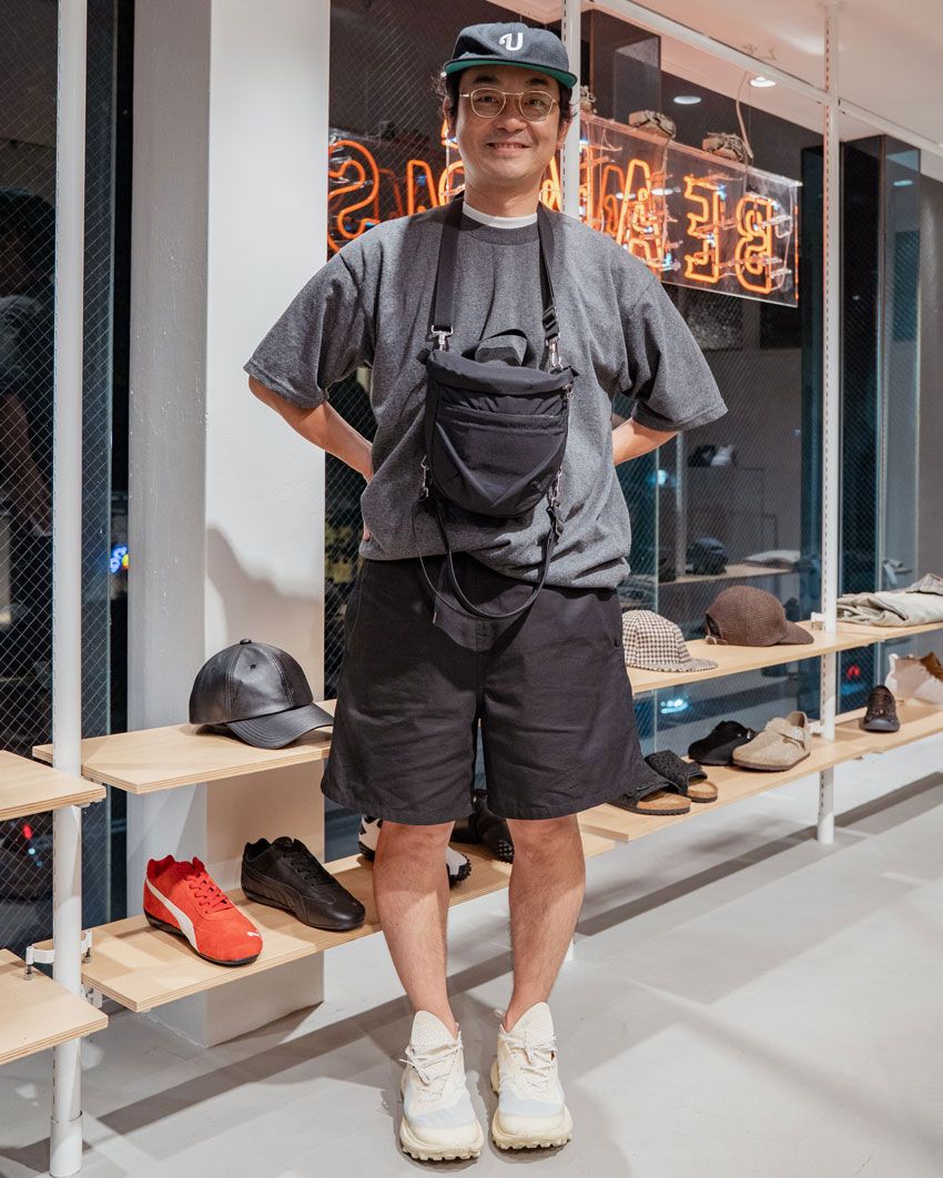 トップス＝The▲Hermit Club　キャップ、バッグ、ショーツ＝アンライクリー　靴＝サティスファイ