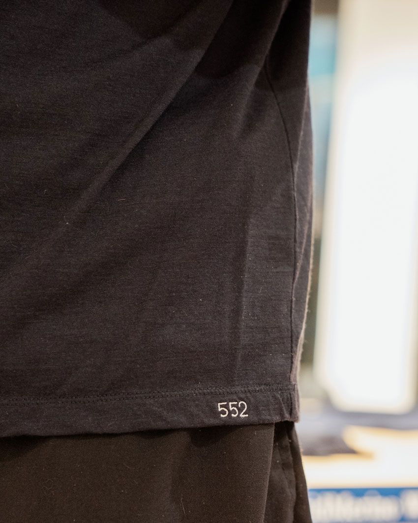 本別注の裾には、SSZを示す「552」の刺繍があしらわれ、遊び心も満点。