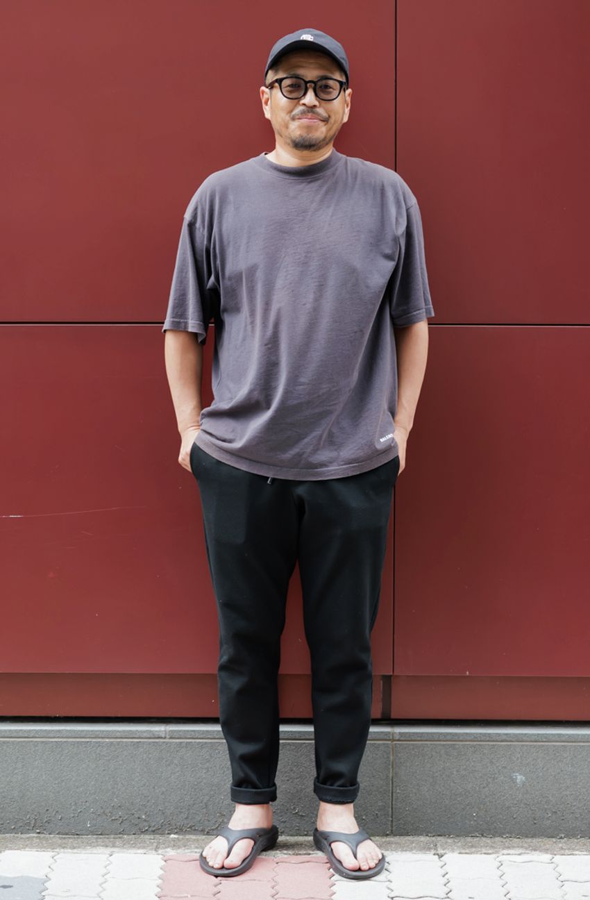 ユニクロ、バレンシアガetc.「無地T一枚」で仕上げたスタイルある3名の大人たち - 4枚目の画像