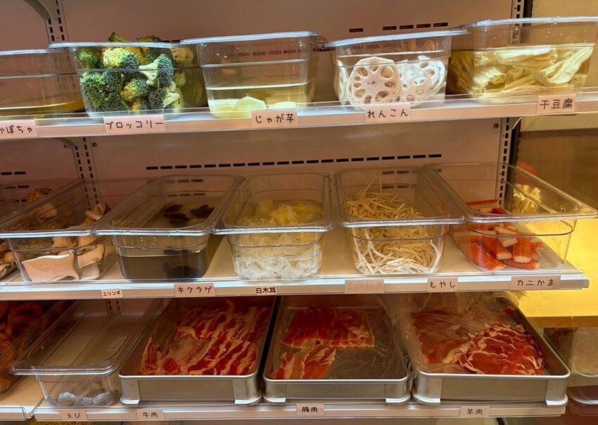 入り口すぐのショーケースには、約50種類と豊富な具材がきれいに並べられている。
