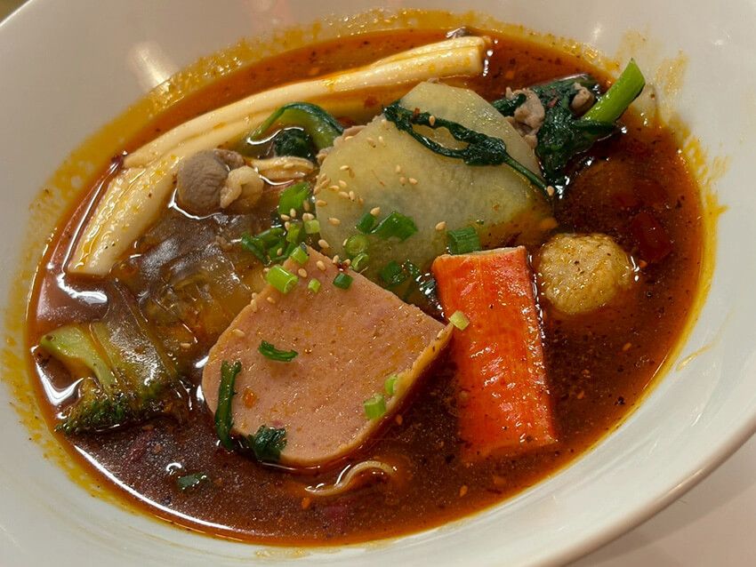 「四川麻辣湯」の鬼辛は、真っ赤なスープ！ オリジナルはもっと色が薄い。