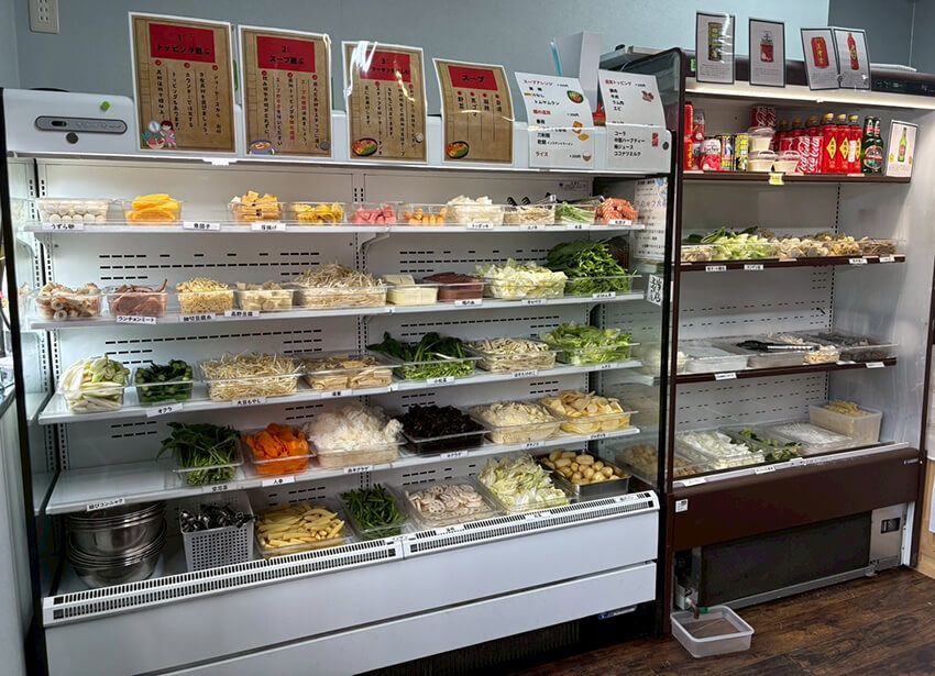 入口の脇にショートケースがあり、具材を取るスタイル。