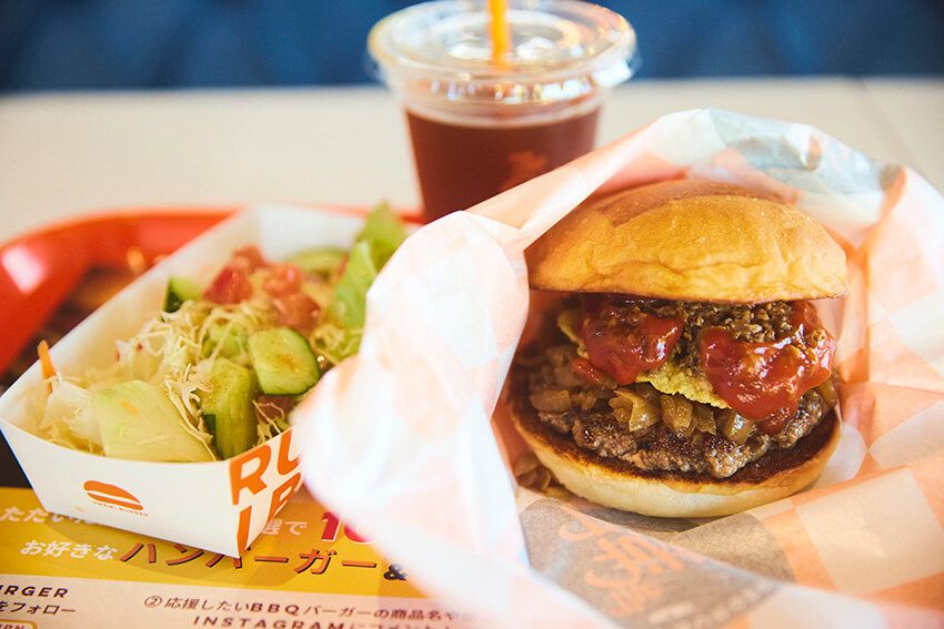 ウマミバーガー 1738円　ドリンク＆サラダセット 550円