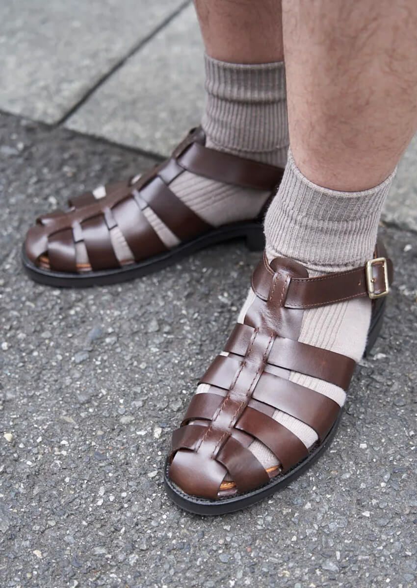 蒸れない＆涼しい＆格好いい！夏の万能アイテム「スケスケ靴」、街のみんなはどう履いてる？ - 1枚目の画像