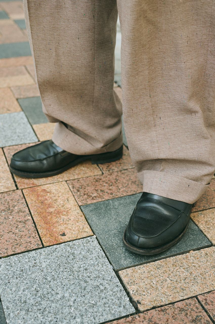 スタイルある3名の大人たち！単調になりがちな軽装に、さりげなく加えた“ひと工夫”とは - 7枚目の画像