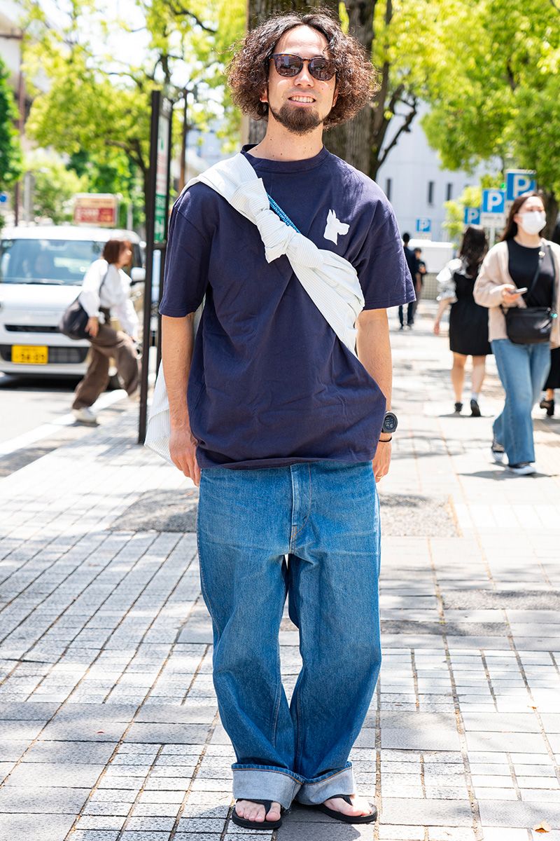 シャツ＝ザノースフェイスパープルレーベル　Tシャツ＝グレートデン　デニム＝ウエストオーバーオールズ　サンダル＝インドソール　サングラス＝タイマー　腕時計＝ガーミン　バッグ＝ヘリーハンセン