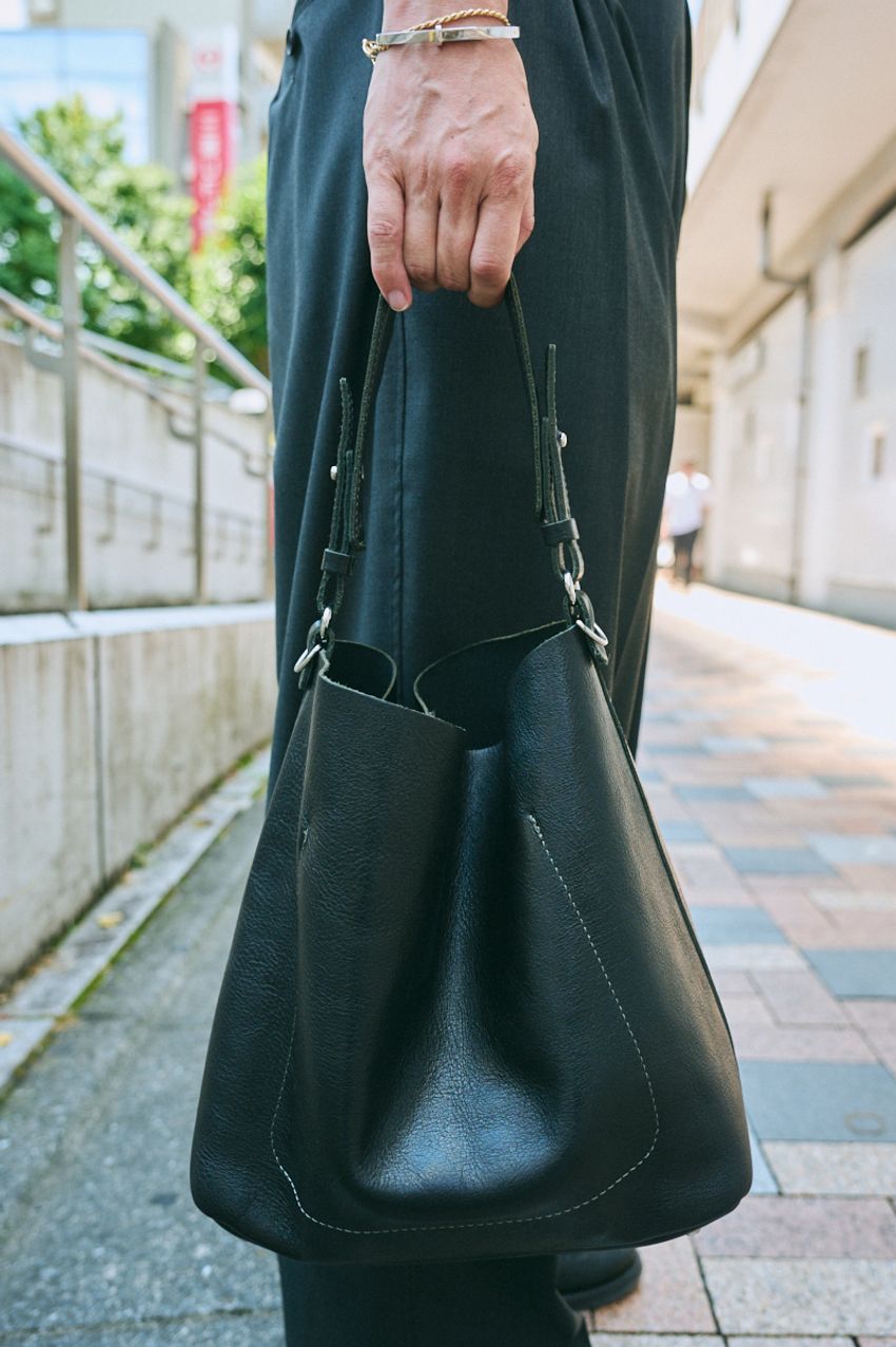 スタイルある3名の大人たち！単調になりがちな軽装に、さりげなく加えた“ひと工夫”とは - 10枚目の画像