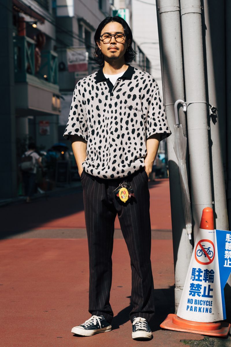 ポロシャツ、パンツ=ともにワコマリア シューズ=コンバース 眼鏡=金子眼鏡 ピアス=ノーブランド