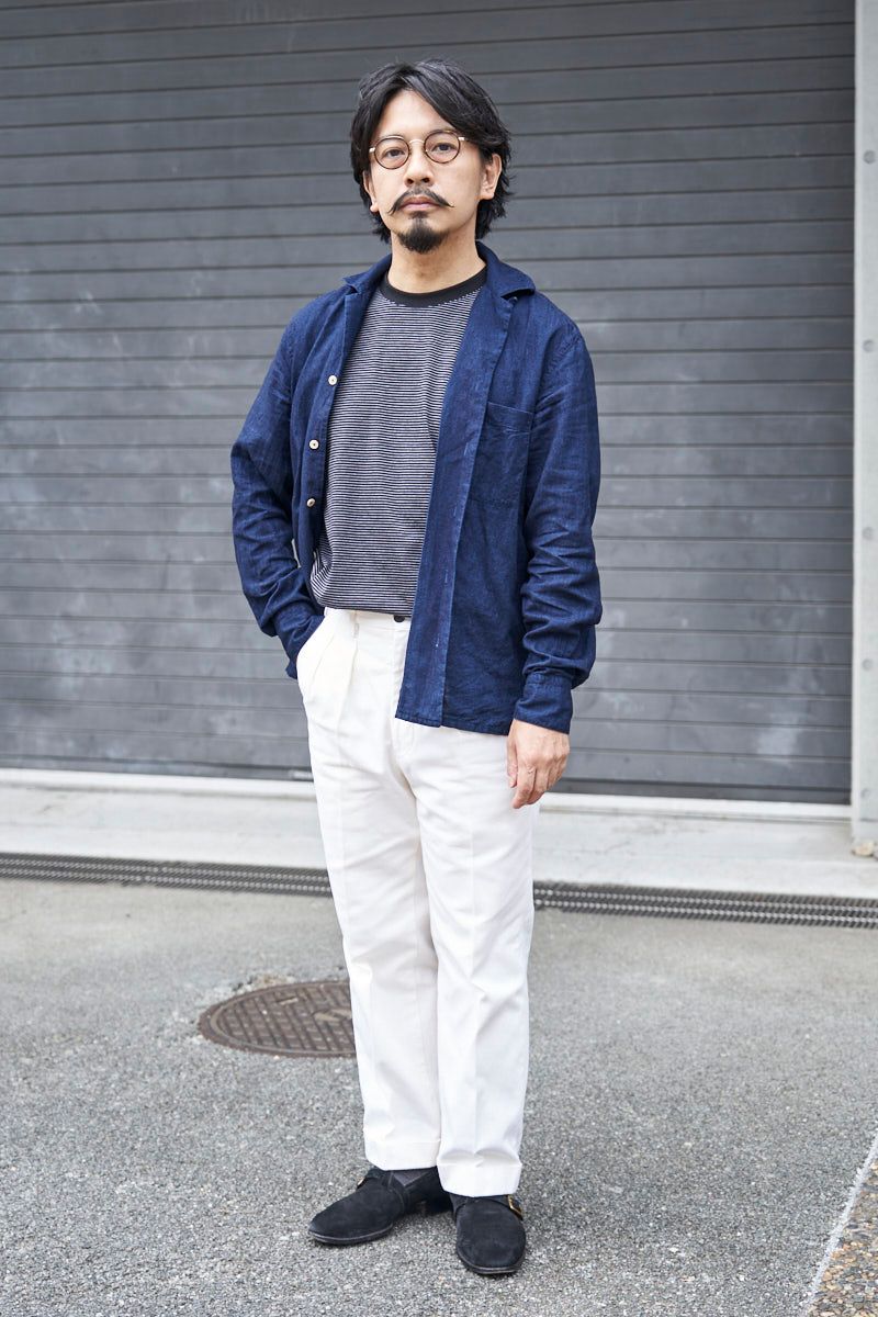 シャツ＝アレッサンドロゲラルディ　Tシャツ、眼鏡＝ともに不明　パンツ＝パンタロナイオオサクハヤト　シューズ＝バルバローレ  