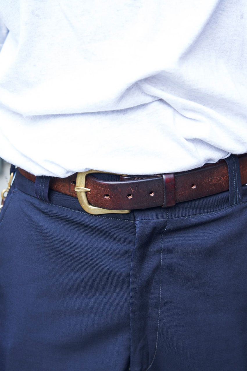 「ネイビー」の1点使いが効く！品格と清潔感を獲得する万能カラーを駆使した街角の3人 - 9枚目の画像