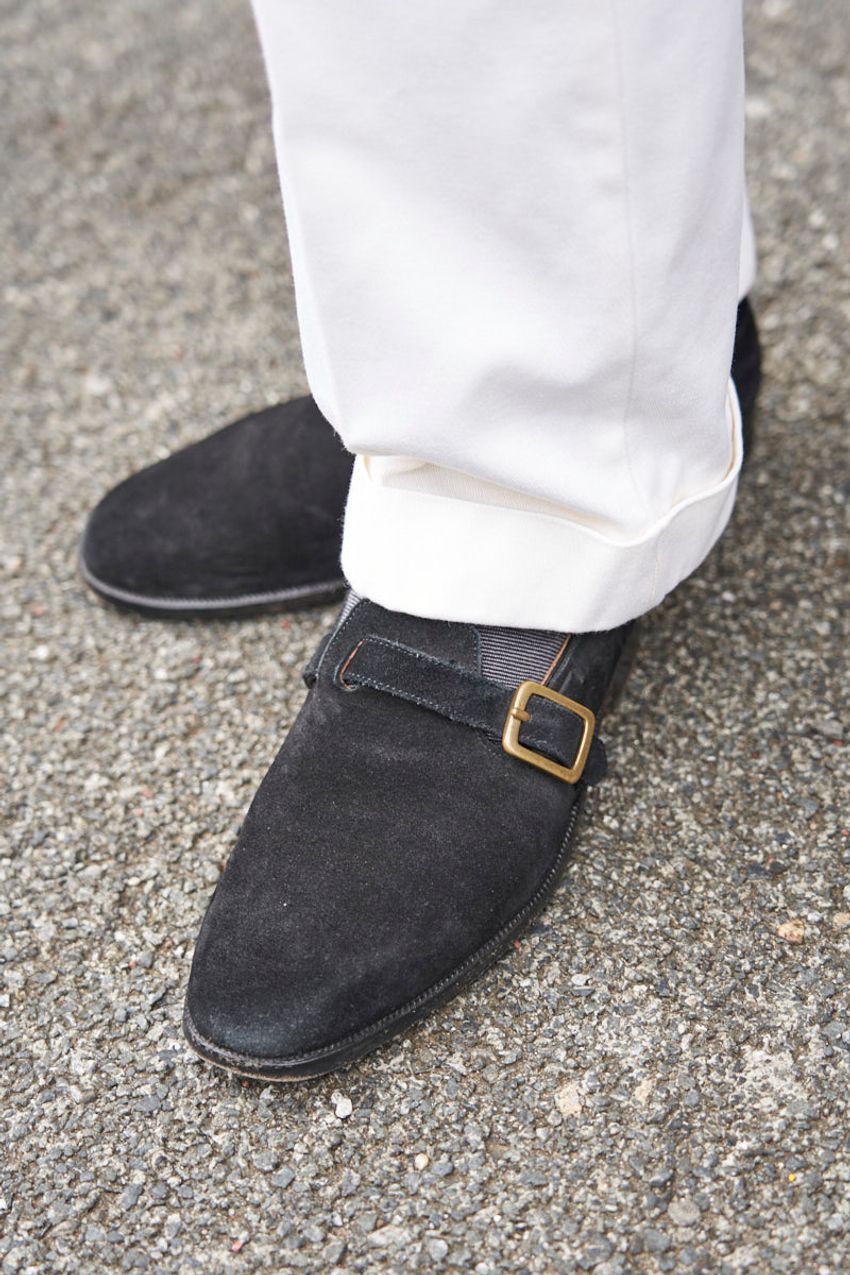 「ネイビー」の1点使いが効く！品格と清潔感を獲得する万能カラーを駆使した街角の3人 - 7枚目の画像